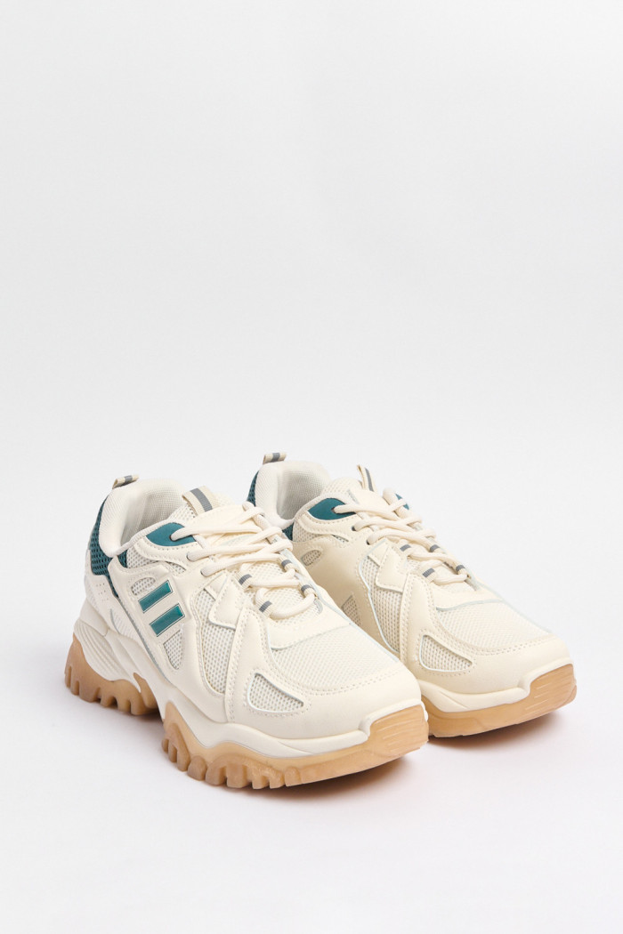 Tenis de plataforma cremas claros con contrastes verdes