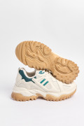 Tenis de plataforma cremas claros con contrastes verdes