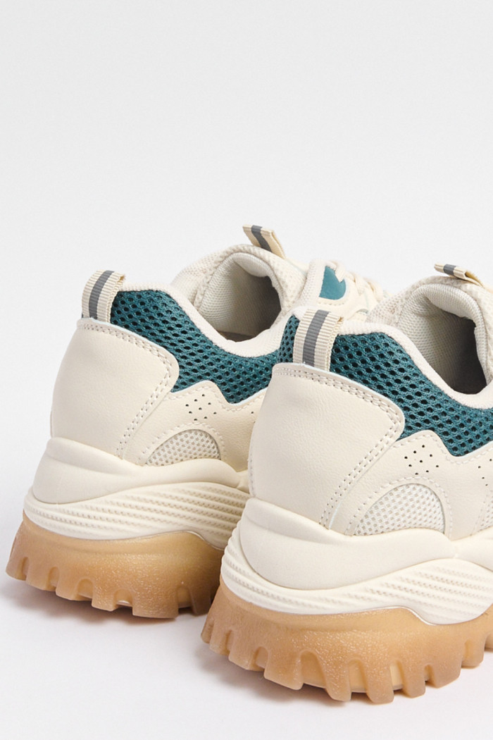 Tenis de plataforma cremas claros con contrastes verdes