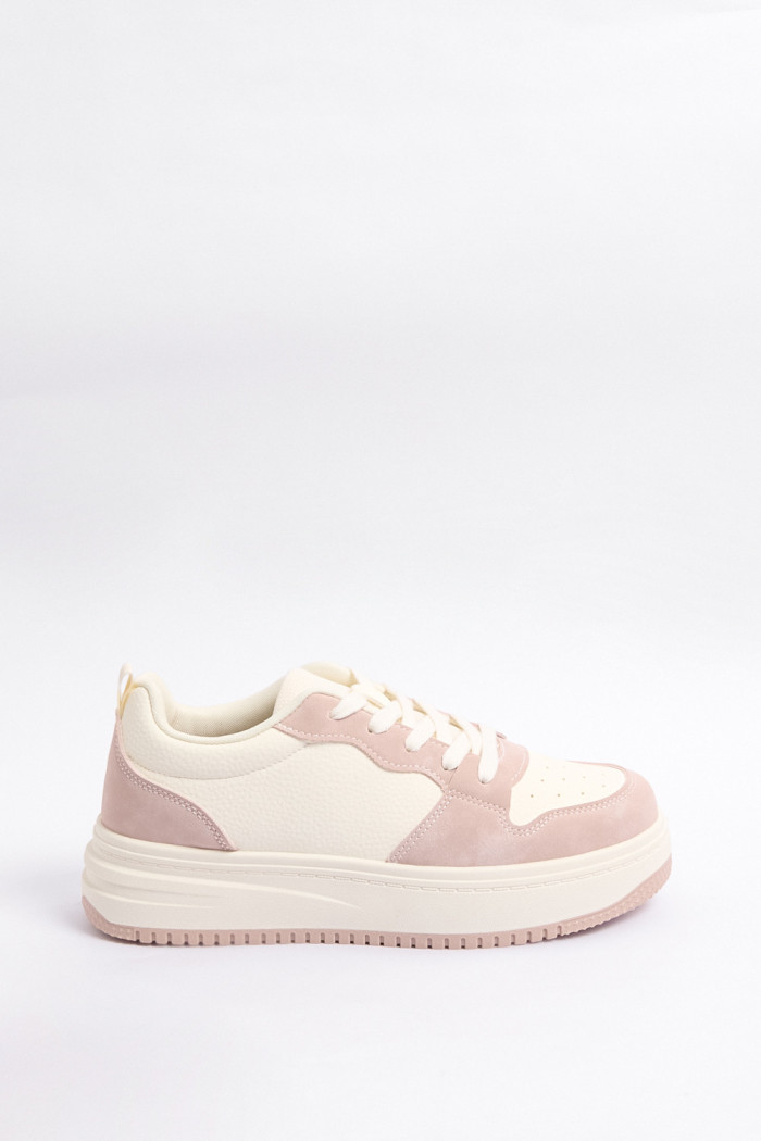 Tenis unicolores casuales con cortes y perforaciones