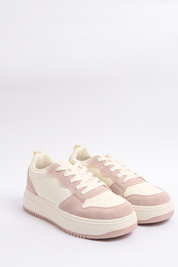 Tenis unicolores casuales con cortes y perforaciones