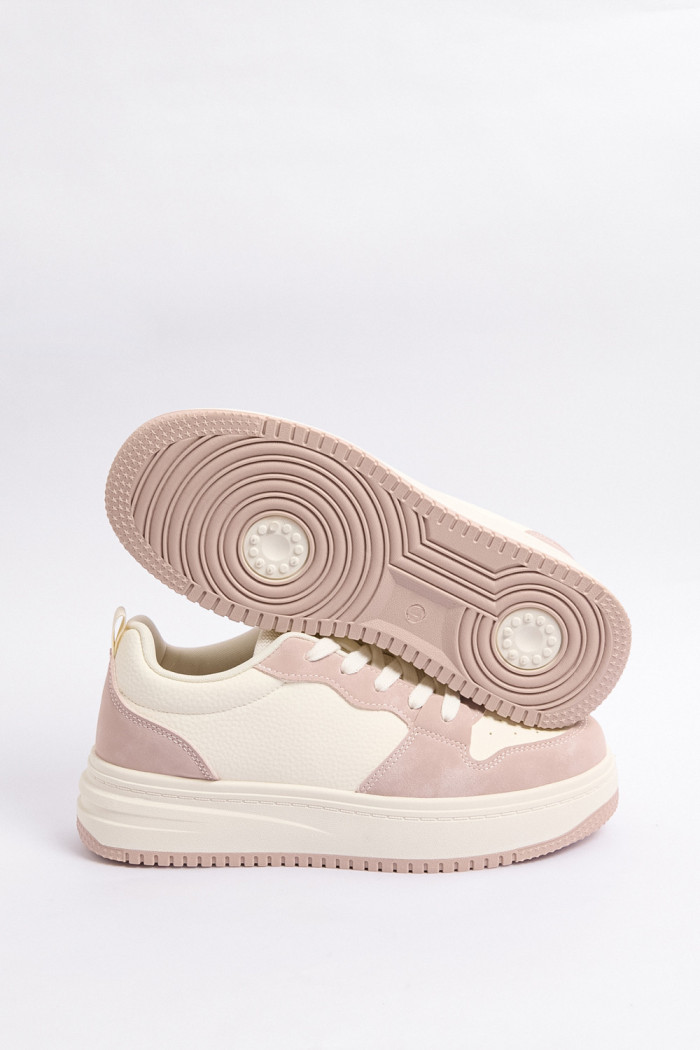 Tenis unicolores casuales con cortes y perforaciones