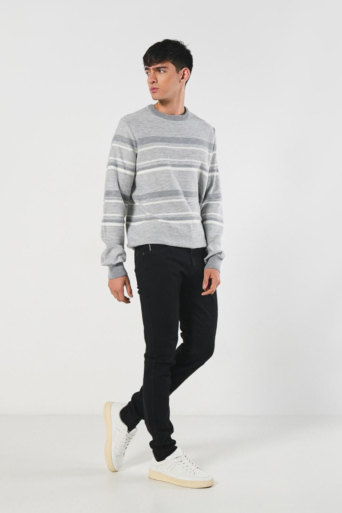 Jean tiro bajo negro skinny con bolsillos y ajuste ceñido