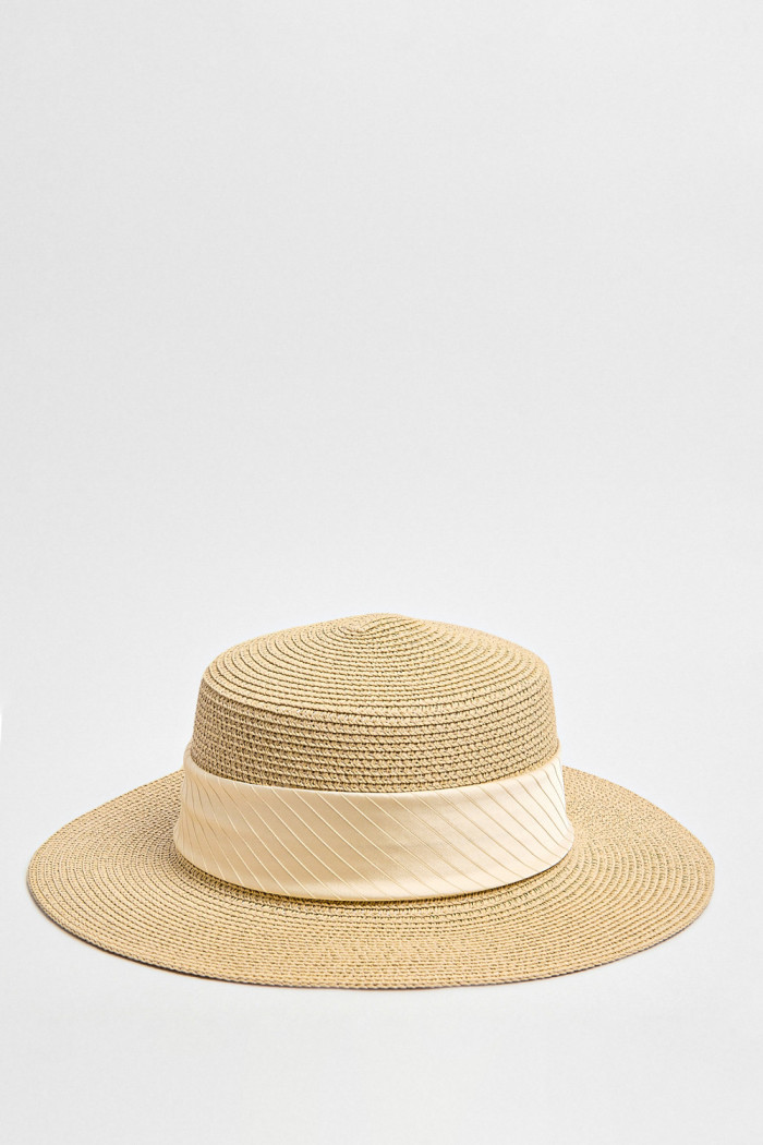 Sombrero crema claro tipo Panamá con cinta decorativa