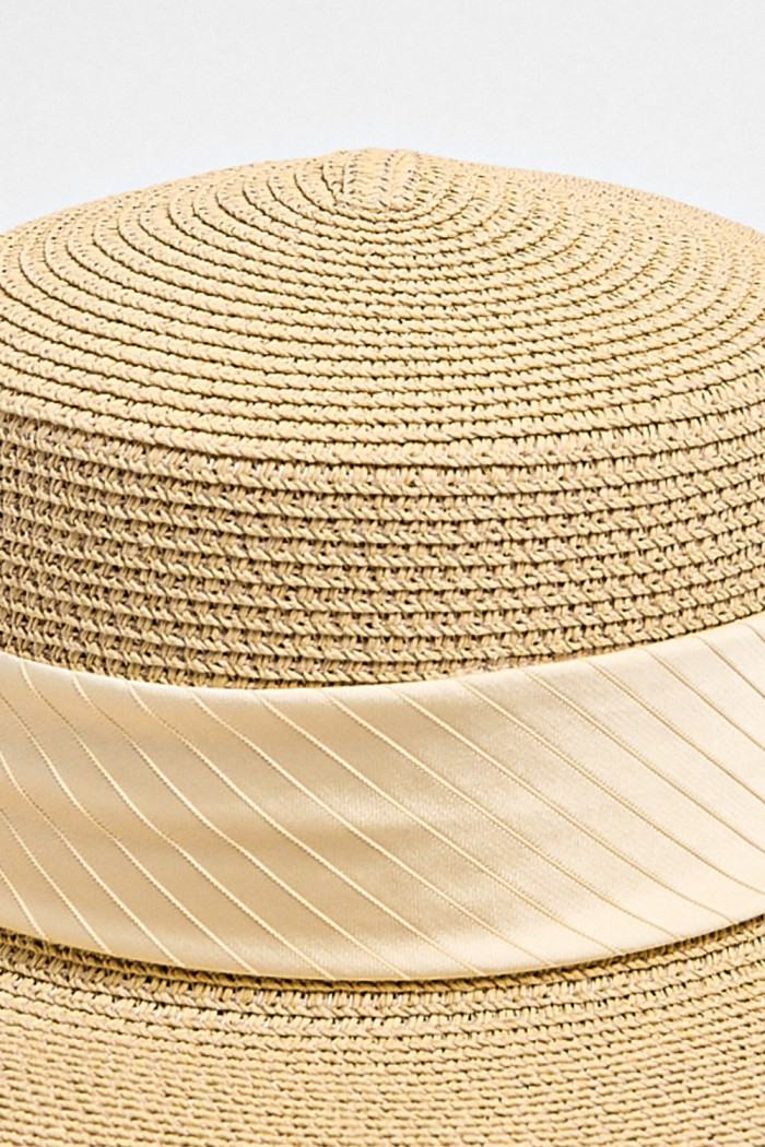 Sombrero crema claro tipo Panamá con cinta decorativa