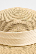 Sombrero crema claro tipo Panamá con cinta decorativa