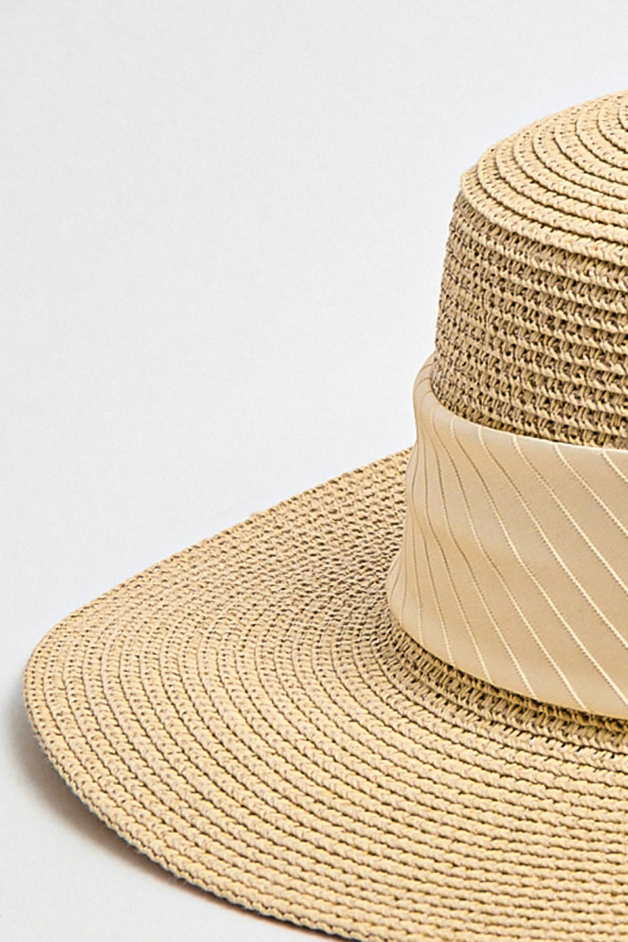 Sombrero crema claro tipo Panamá con cinta decorativa