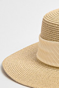 Sombrero crema claro tipo Panamá con cinta decorativa