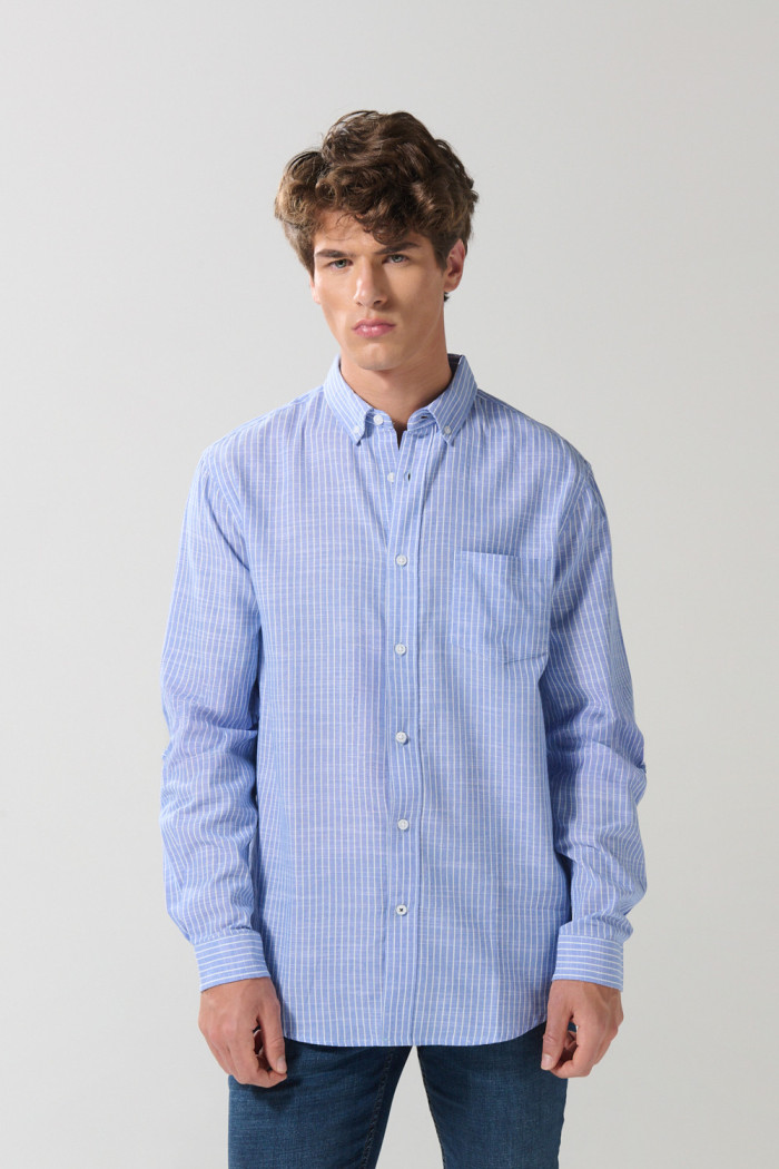 Camisa azul clara manga larga con rayas blancas