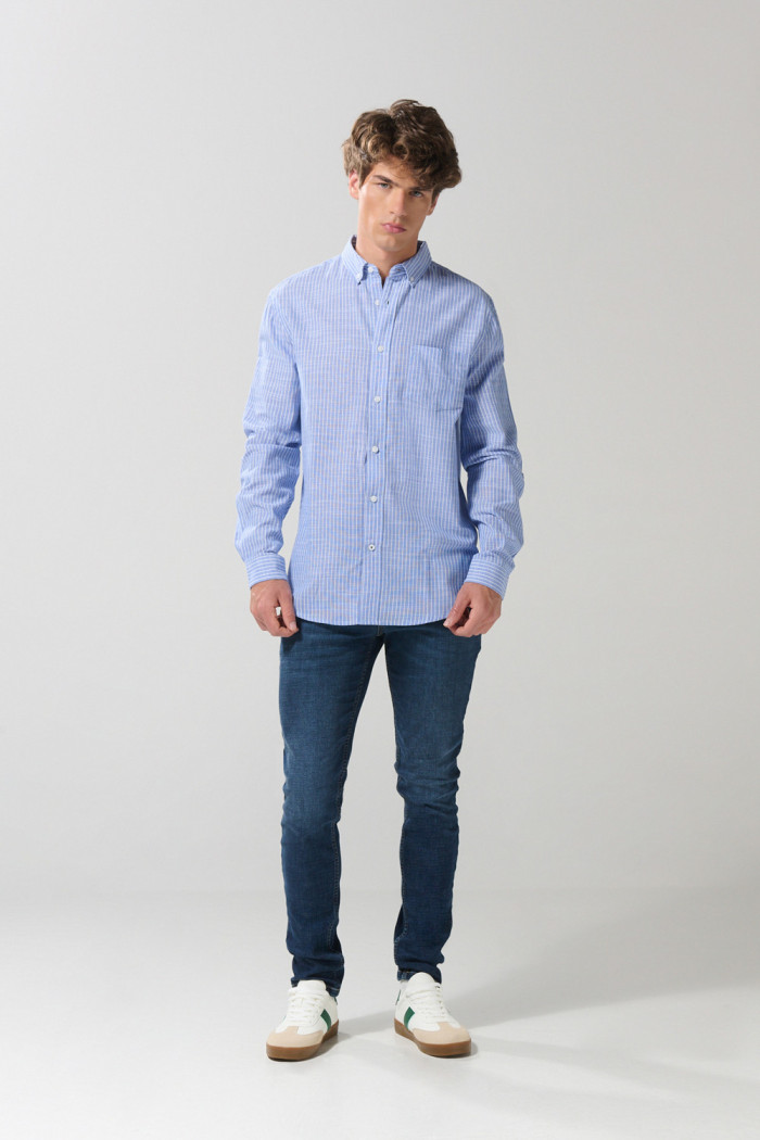 Camisa azul clara manga larga con rayas blancas