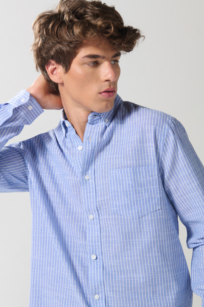 Camisa azul clara manga larga con rayas blancas
