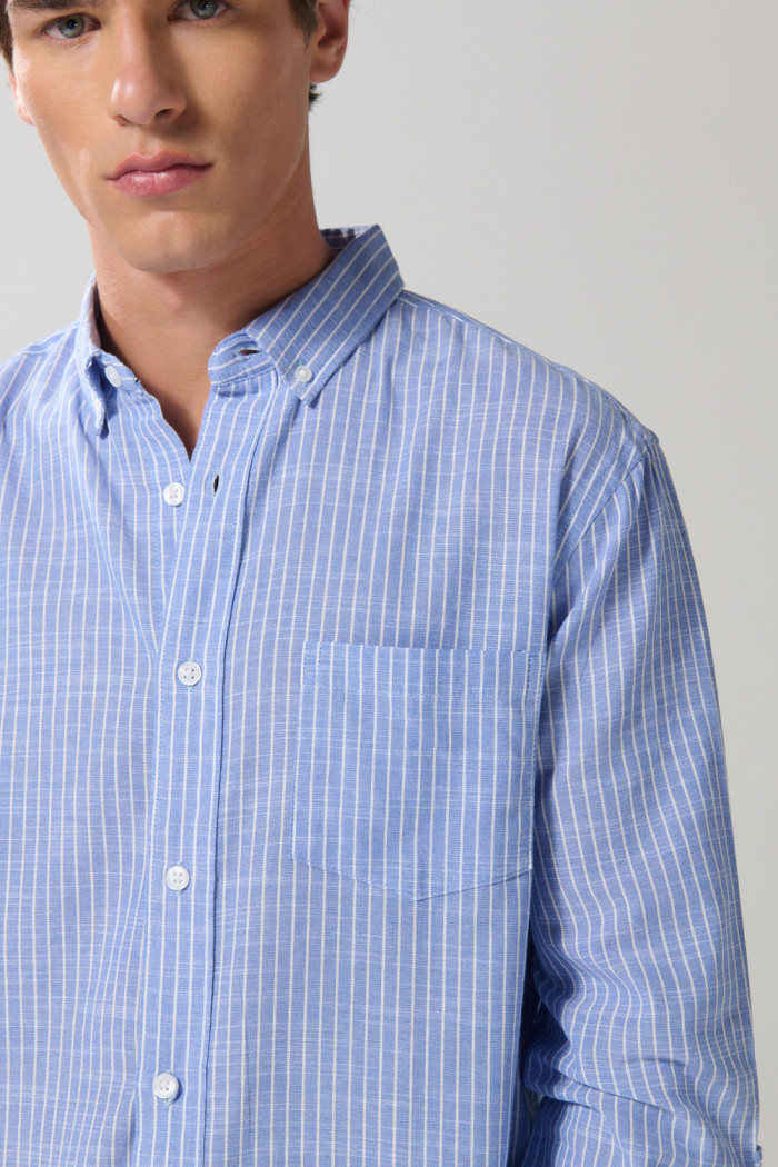 Camisa azul clara manga larga con rayas blancas