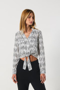 Blusa crop top unicolor estampada con nudo delantero