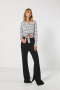 Blusa crop top unicolor estampada con nudo delantero