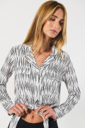 Blusa crop top unicolor estampada con nudo delantero