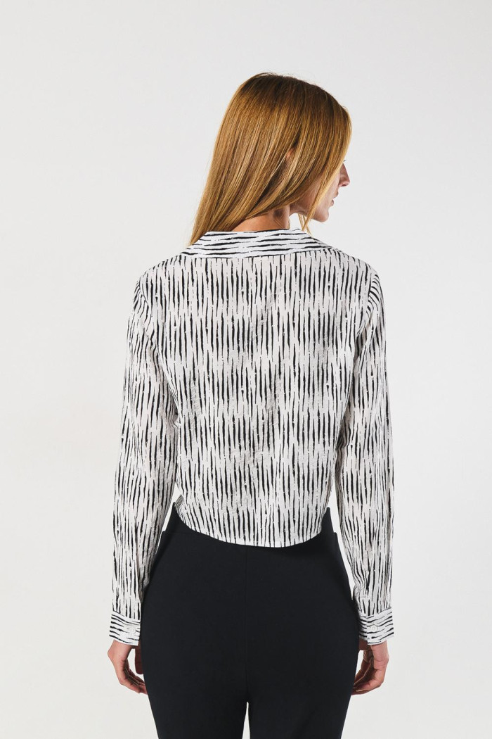 Blusa crop top unicolor estampada con nudo delantero