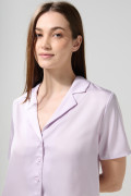 Blusa en satín unicolor manga corta con cuello resort