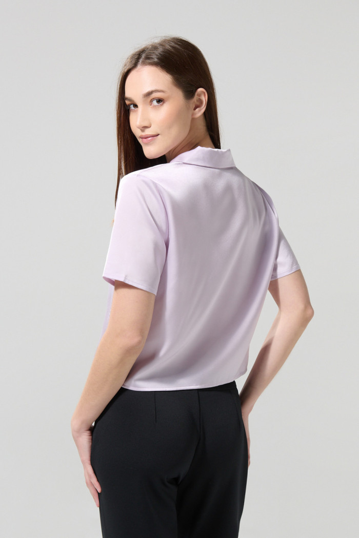 Blusa en satín unicolor manga corta con cuello resort
