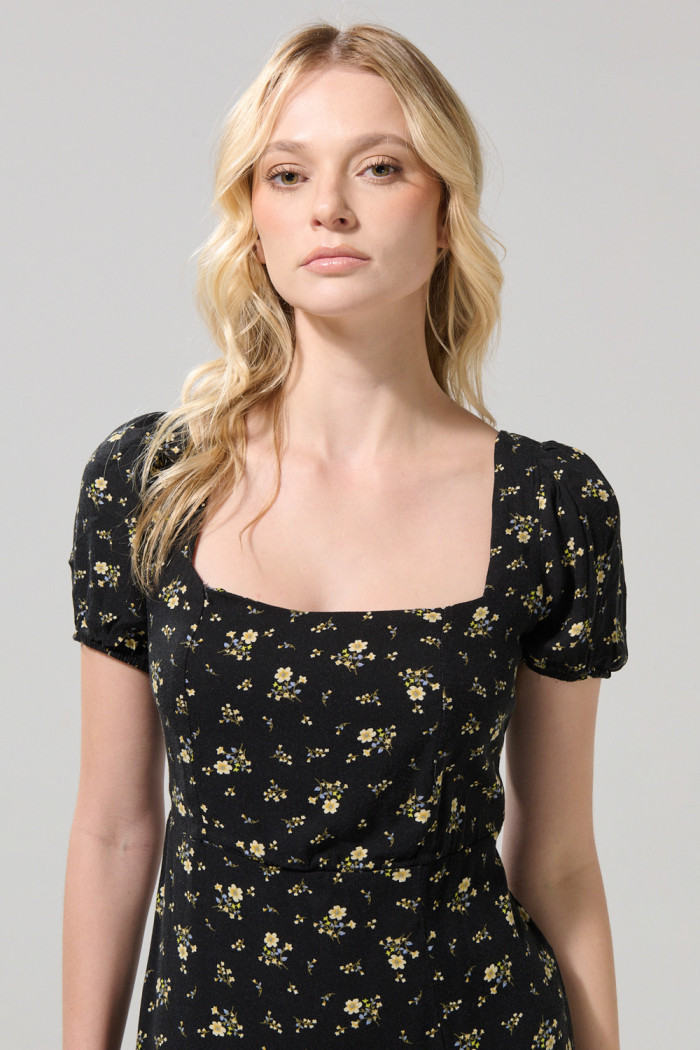 Vestido negro largo con flores estampadas y abertura