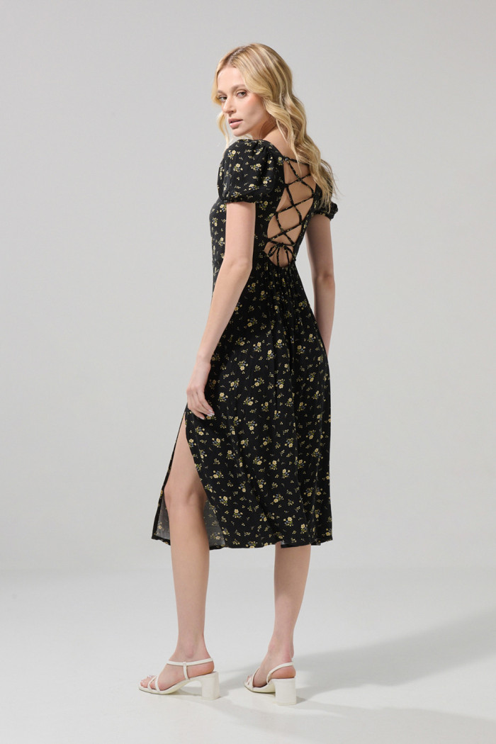 Vestido negro largo con flores estampadas y abertura