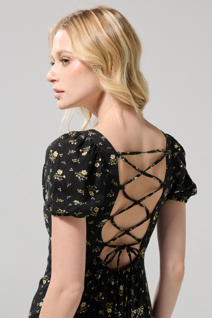 Vestido negro largo con flores estampadas y abertura