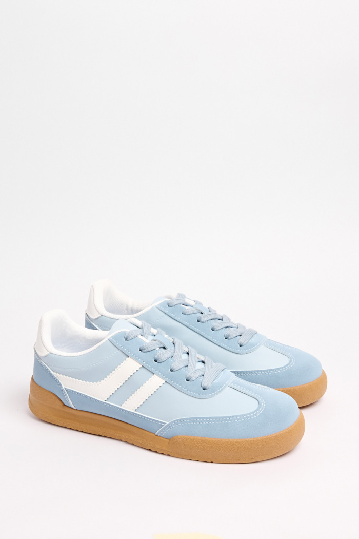 Tenis unicolores casuales con contrastes y punta redonda