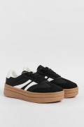 Tenis casuales negros con suelas altas planas y contrastes