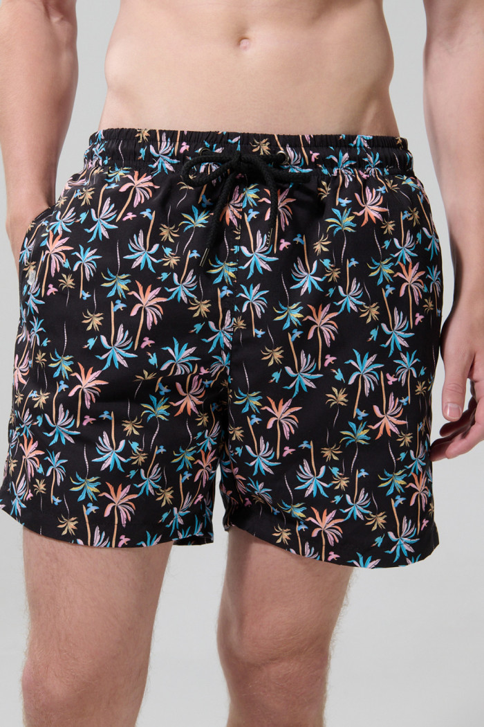 Bermuda negra playera con diseños de palmeras y tiro bajo