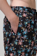 Bermuda negra playera con diseños de palmeras y tiro bajo