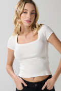 Camiseta con escote cuadrado crema clara y manga corta