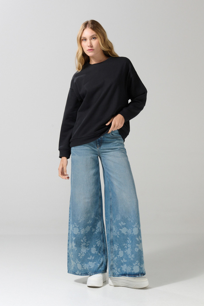 Buzo cuello redondo oversize unicolor con manga ranglan
