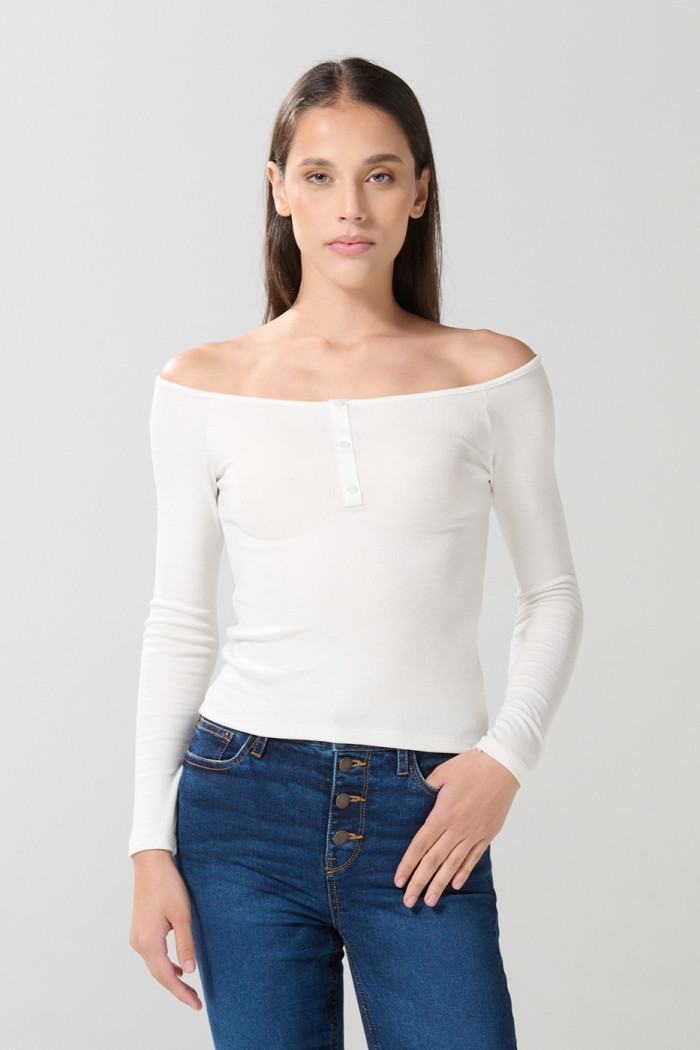 Camiseta manga larga crema con cuello bandeja