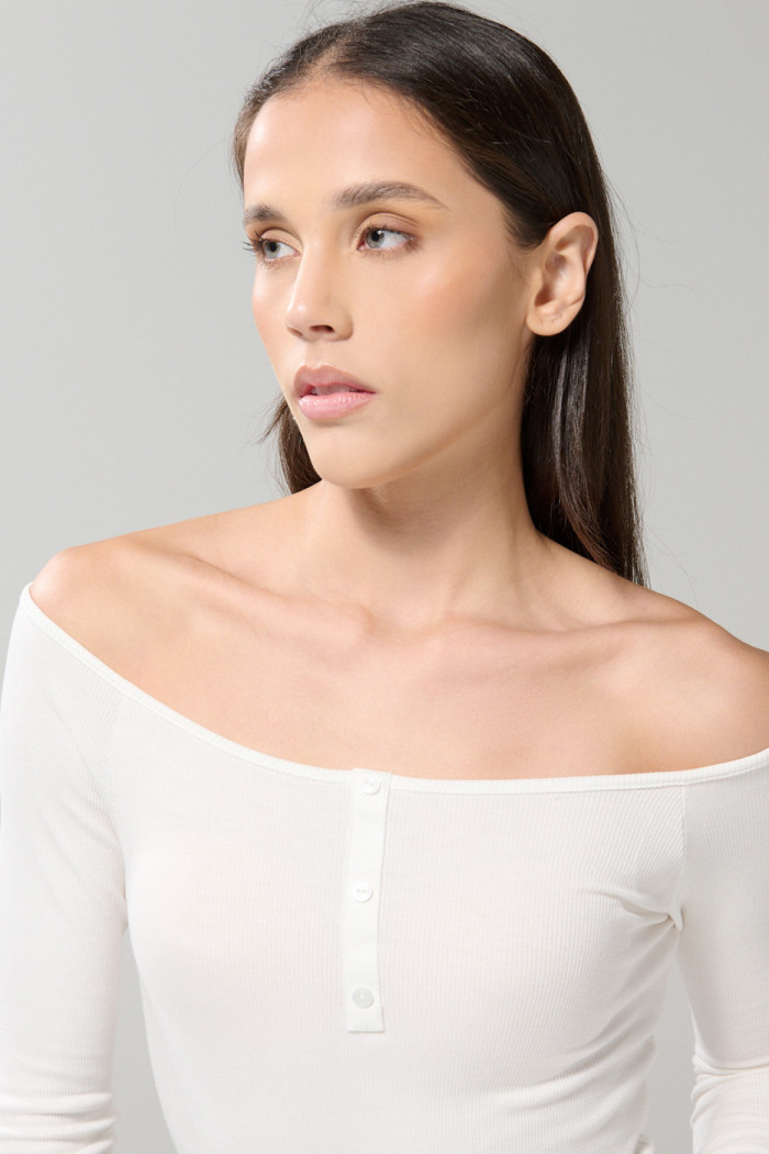 Camiseta manga larga crema con cuello bandeja
