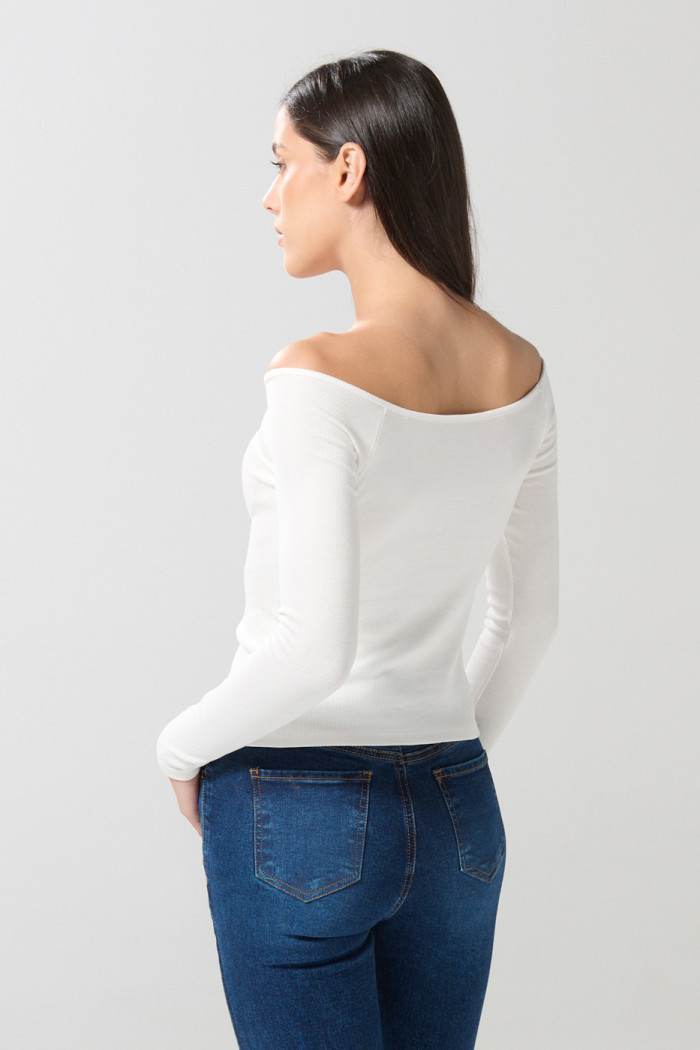 Camiseta manga larga crema con cuello bandeja