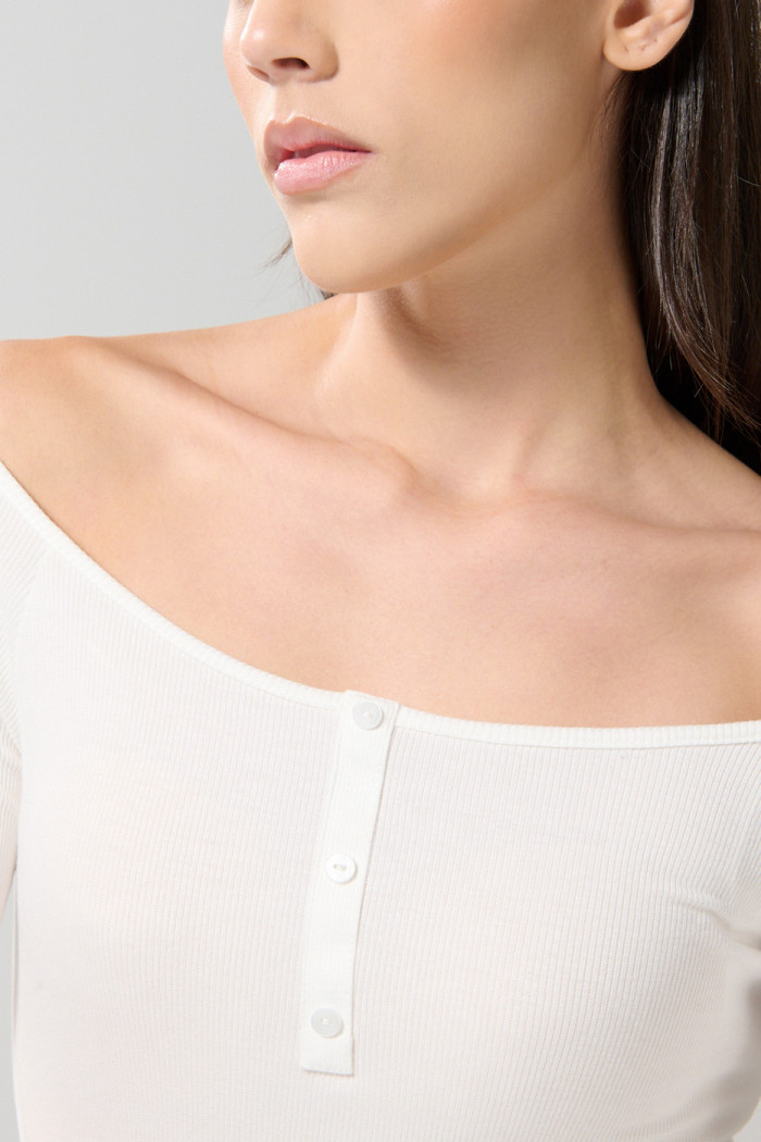 Camiseta manga larga crema con cuello bandeja