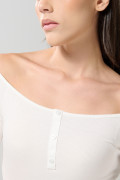 Camiseta manga larga crema con cuello bandeja