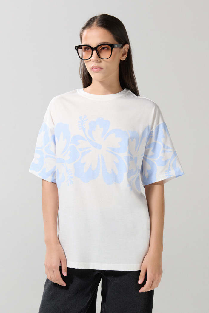 Camiseta oversize crema manga corta con arte de flores