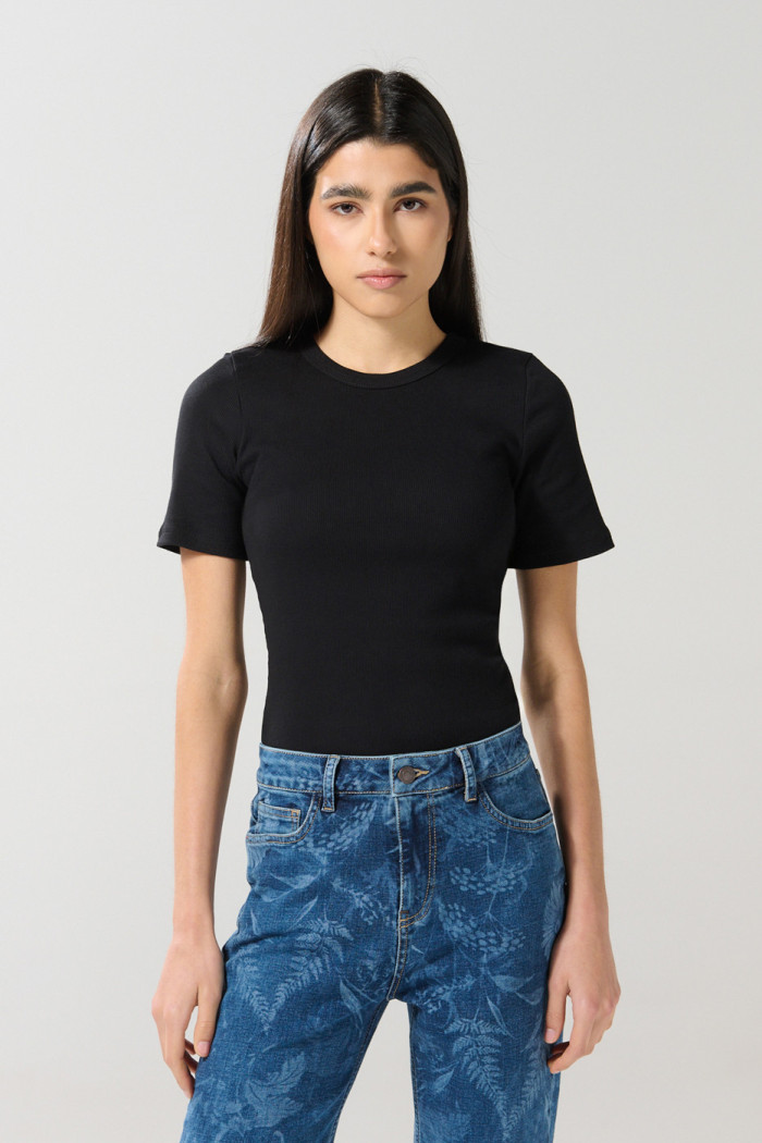 Camiseta unicolor manga corta con finas texturas de canal