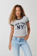 Camiseta gris con arte college, contrastes y manga corta