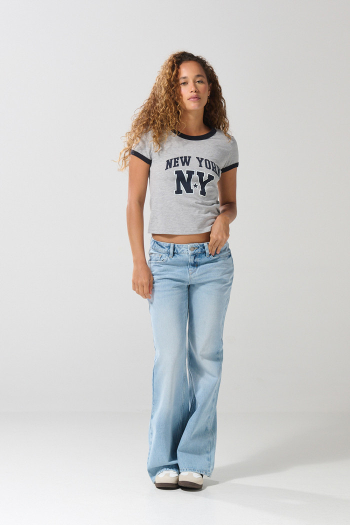 Camiseta gris con arte college, contrastes y manga corta