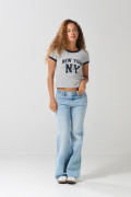 Camiseta gris con arte college, contrastes y manga corta
