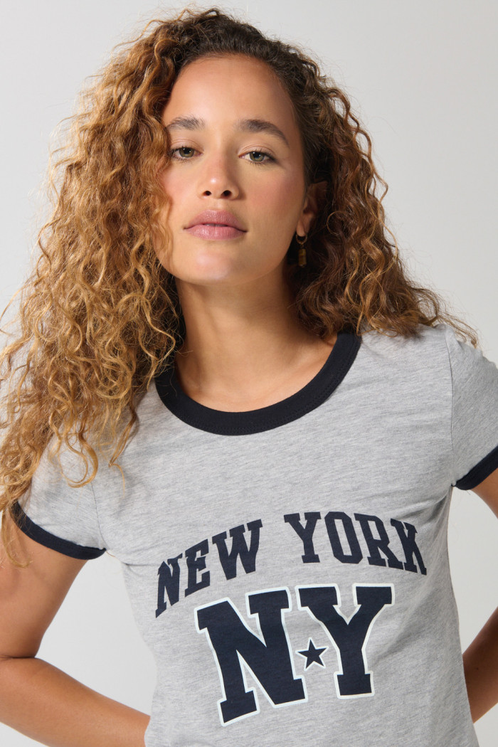 Camiseta gris con arte college, contrastes y manga corta