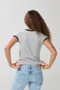 Camiseta gris con arte college, contrastes y manga corta
