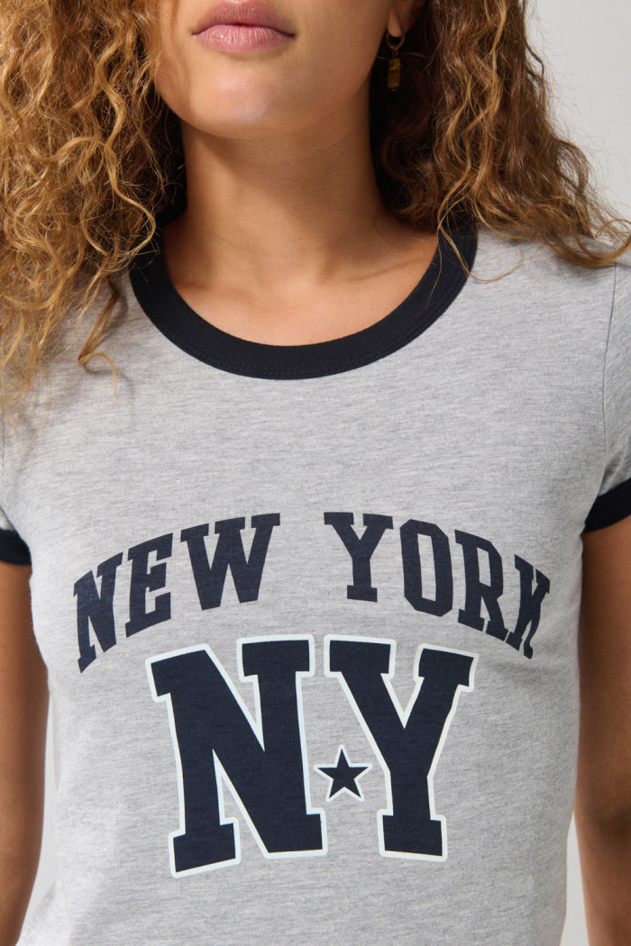 Camiseta gris con arte college, contrastes y manga corta