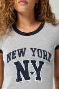 Camiseta gris con arte college, contrastes y manga corta