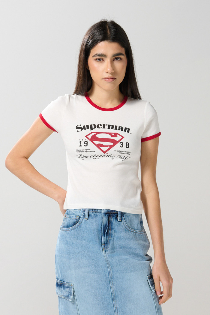 Camiseta de Superman crema con manga corta y contrastes