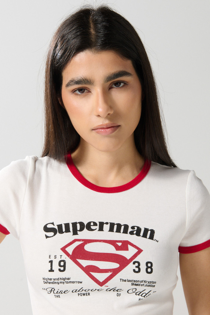 Camiseta de Superman crema con manga corta y contrastes