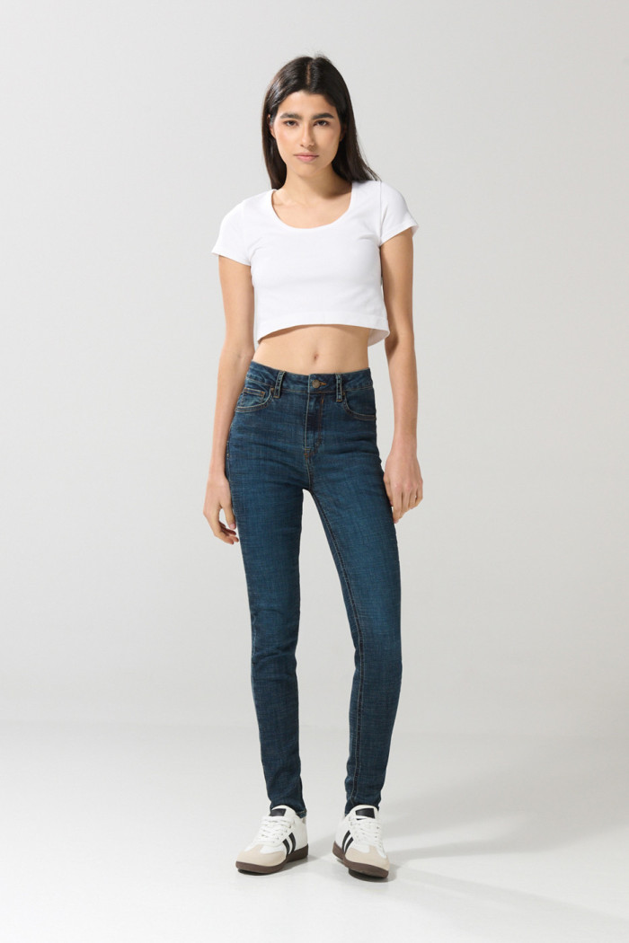 Jean azul oscuro push up con realce, bolsillos y tiro alto