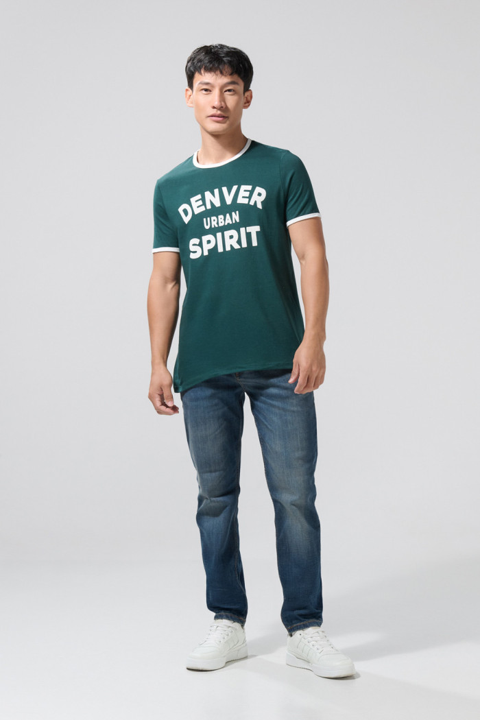 Camiseta college verde oscura con manga corta y contrastes