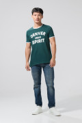 Camiseta college verde oscura con manga corta y contrastes
